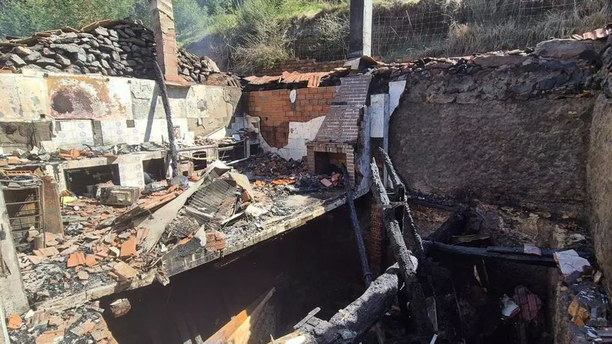 Un incendio calcina la mitad de una vivienda familiar en Bande y los moradores resultan ilesos