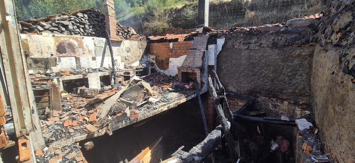 Estado en el que quedó la vivienda de Bande incendiada este sábado