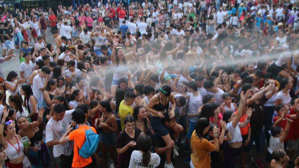 Los mejores momentos de la entrada de peñas y el 'esclafit' en las fiestas de Burriana