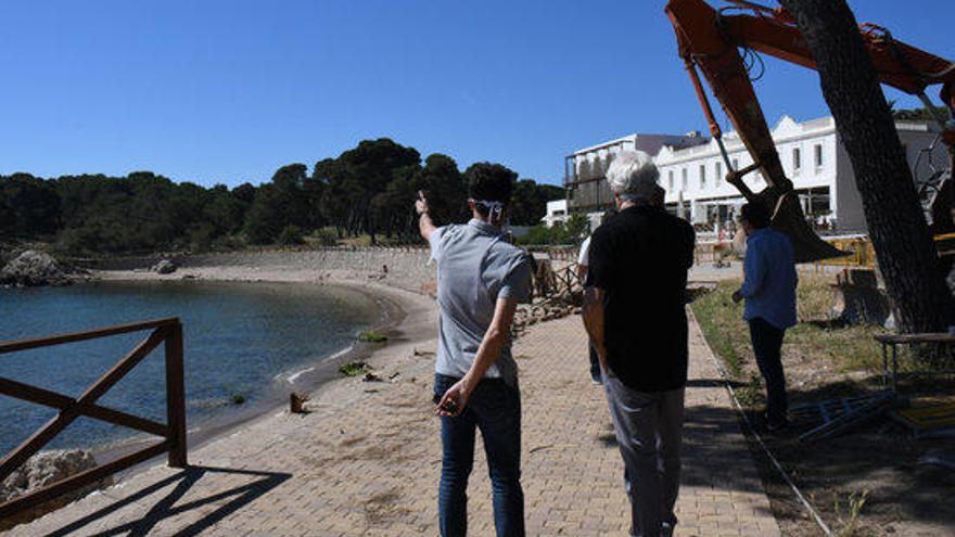 L&#039;alcalde de l&#039;Escala durant la visita d&#039;obres.