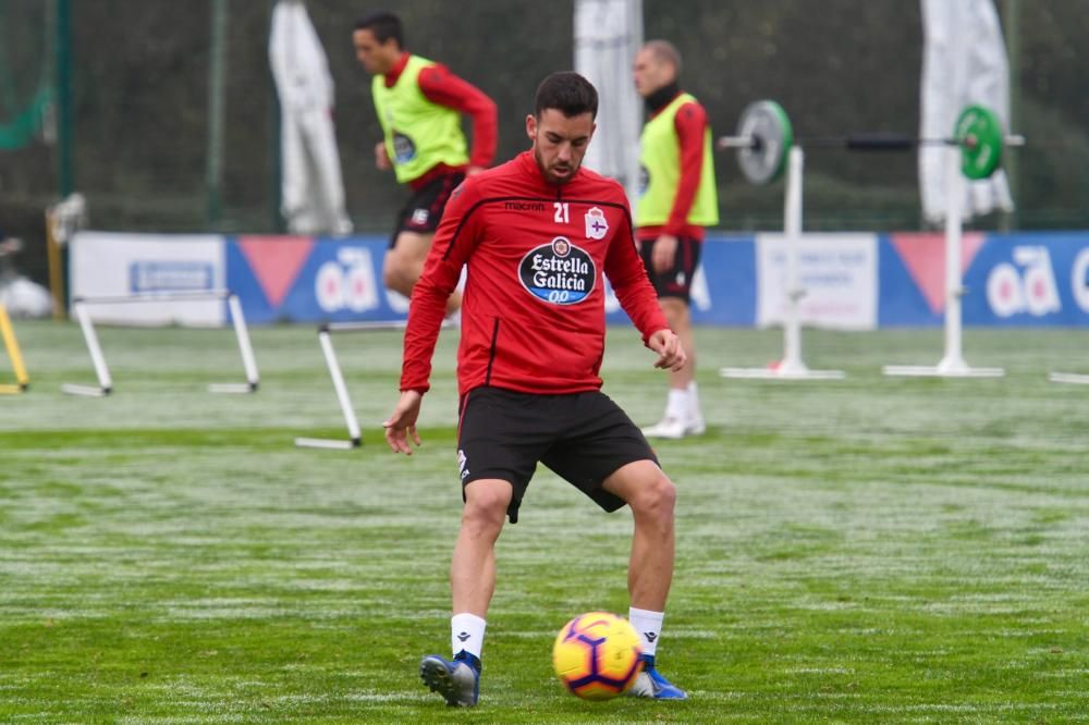 Natxo González dirigió un entrenamiento dividido en dos grupos para reforzar defensa y ataque. Los jugadores regresan mañana a Abegondo.