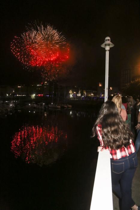 Espectáculo pirotécnico en las fiestas de Begoña, en Gijón.