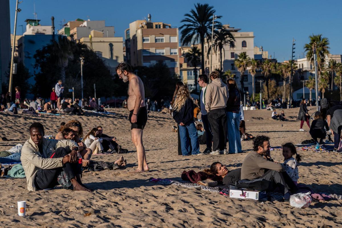 En manga corta a 8 de diciembre en Barcelona. La buena temperatura, llena las playas de la ciudad.