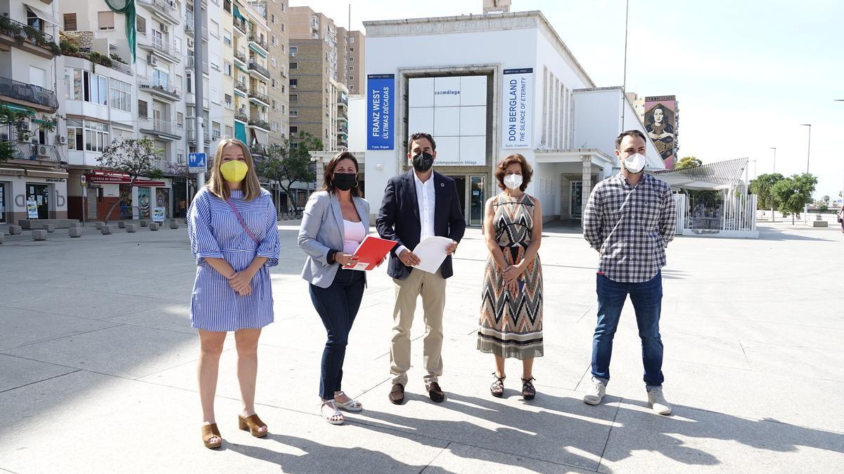 Los concejales socialistas, en la explanada frente al CAC de Málaga.