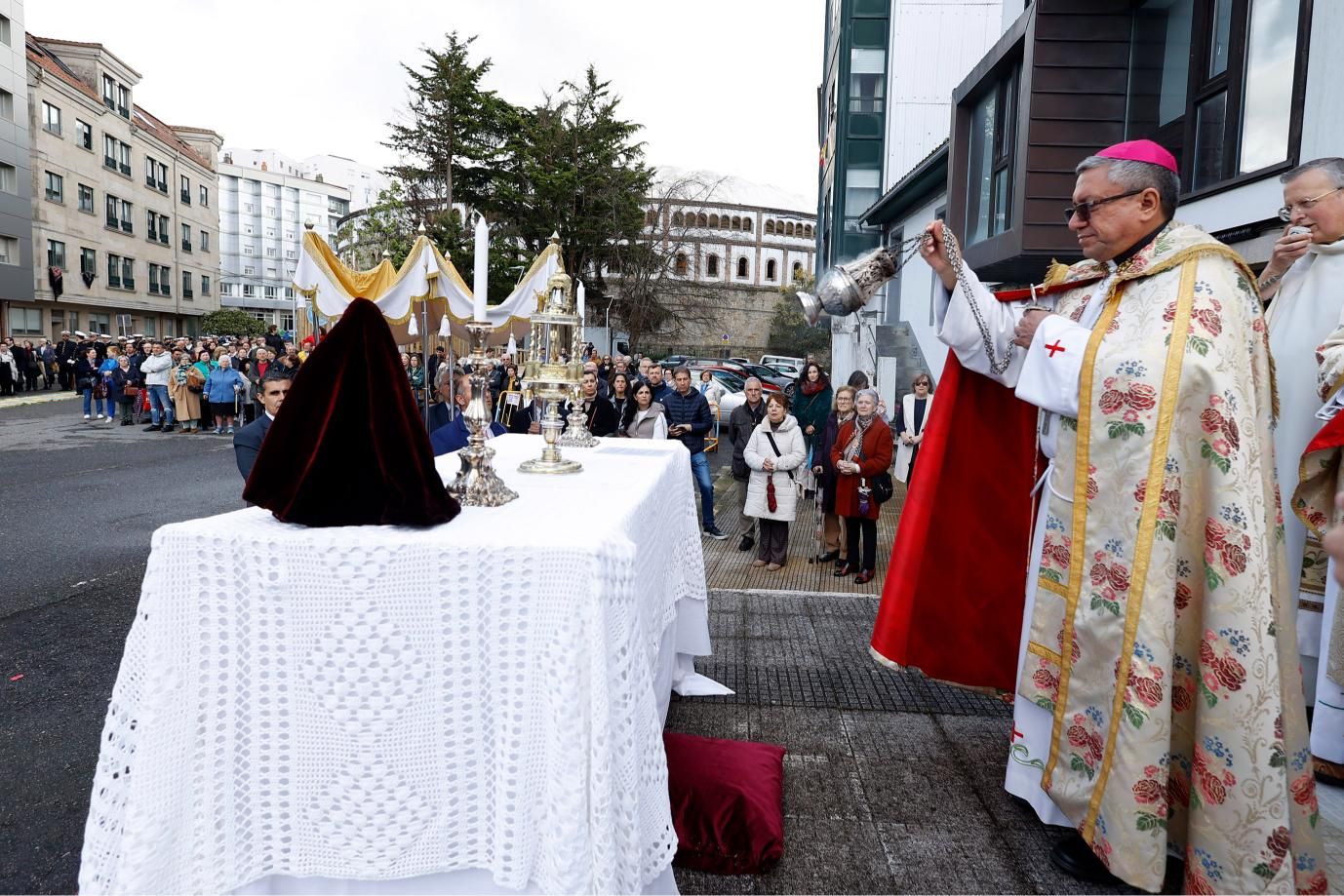 El Viático lleva la comunión a 6 enfermos: alfombrados florales y emoción en Pontevedra