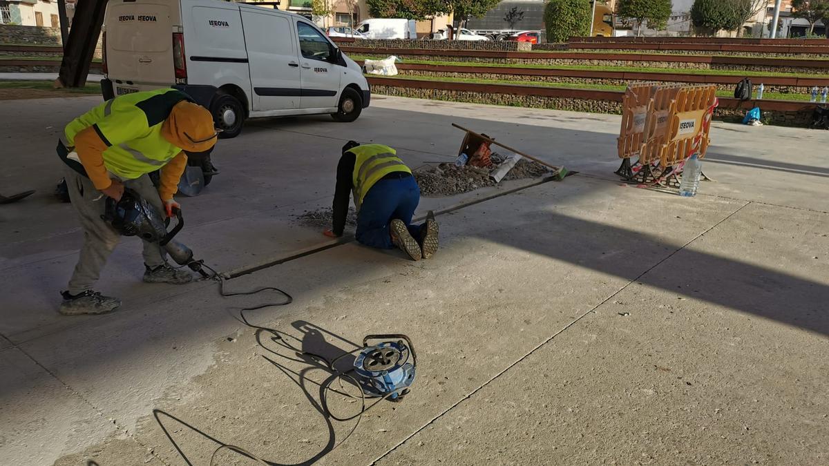 Treballs d'mpliació de la zona pavimentada sota el Cobert de la Màquina de Batre de Sant Fruitós de Bages