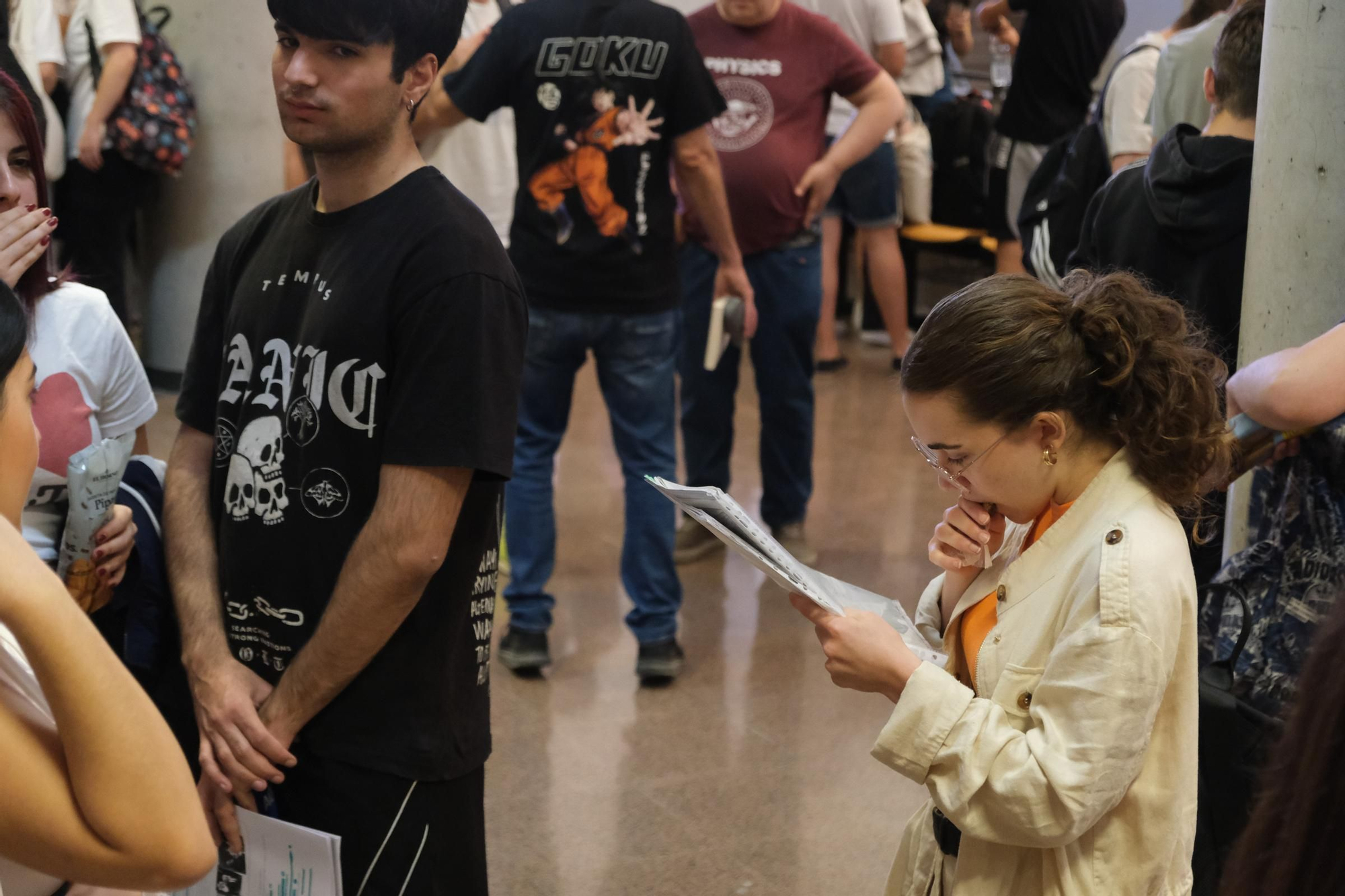 Muchos nervios en el primer día de exámenes de la PAU en Elche