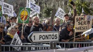 Protesta d’agricultors i ramaders convocada per Unió de Pagesos davant el Parlament, ahir. | FERRAN NADEU