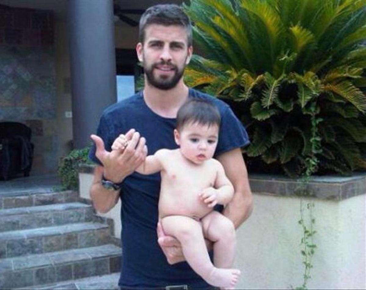 Gerard Piqué amb el seu fill Milan als braços. Gerard Piqué amb el seu fill Milan als braços.