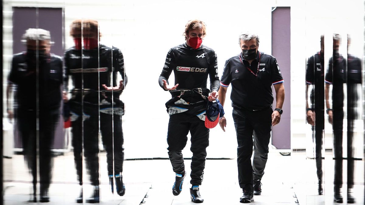 Fernando Alonso, camino del box de Alpine