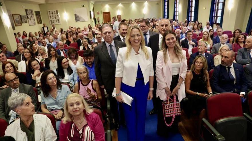 El Centro Asturiano de Oviedo abre sus fiestas con el pregón de la pediatra Lucía Galán