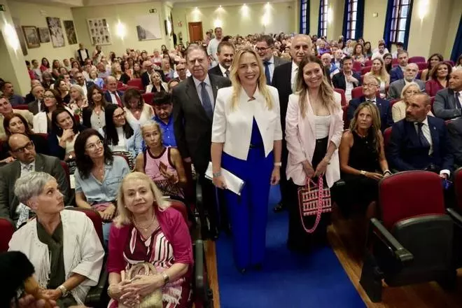 El Centro Asturiano de Oviedo abre sus fiestas con el pregón de la pediatra Lucía Galán