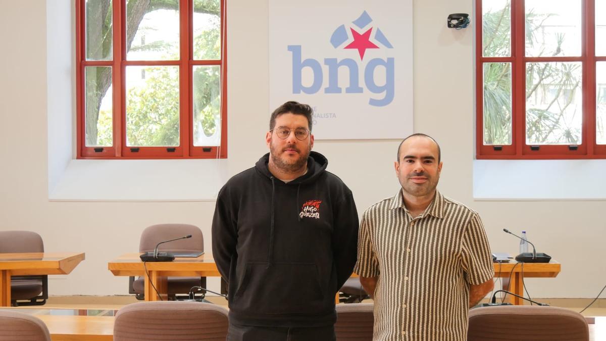 Paulo Ríos (izq.) y el vecino de Ons Adrián Ferrer (dcha.), ayer en el Parlamento antes de la comisión de Educación e Cultura.