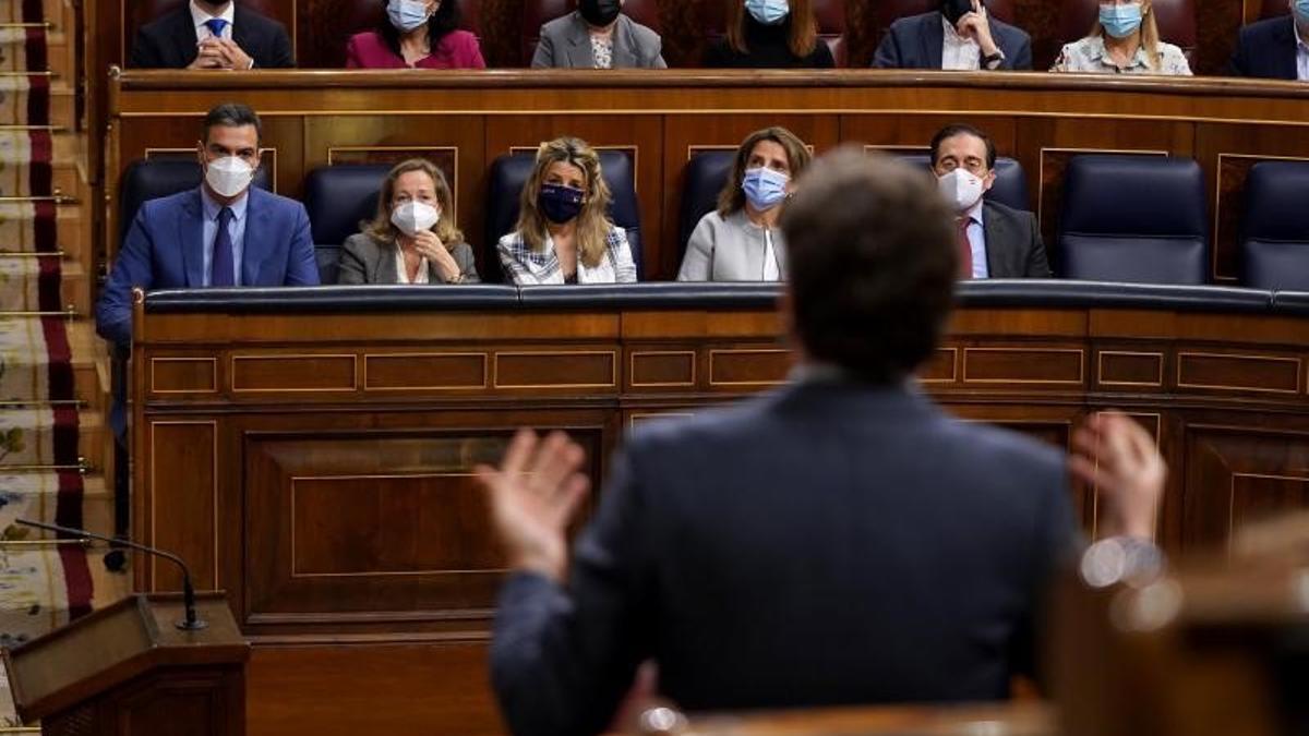 El presidente del Gobierno, Pedro Sánchez, atiende la pregunta del líder del PP, Pablo Casado, durante la sesión de control al Ejecutivo en el Congreso de este 16 de febrero de 2022.