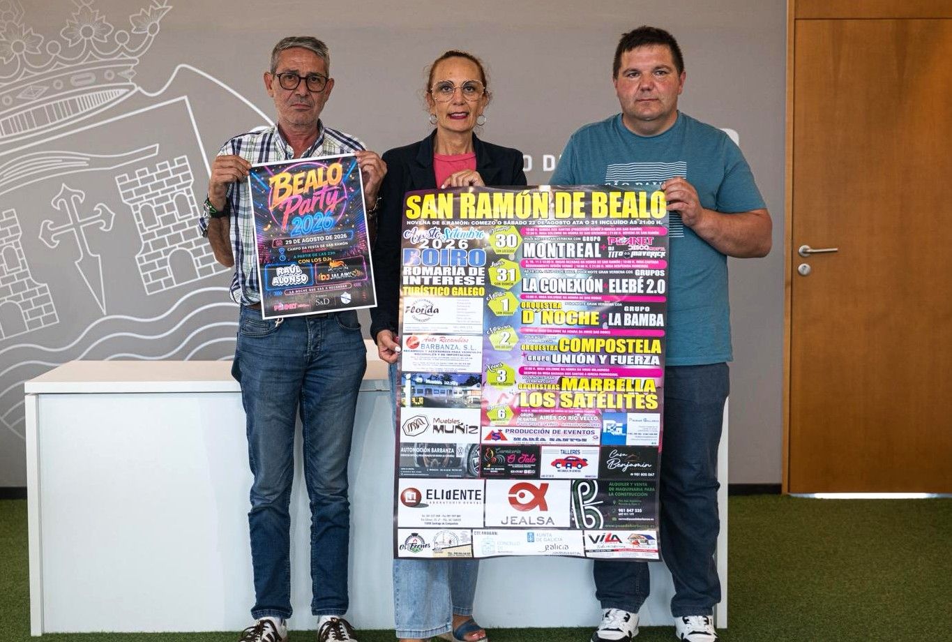 María Outeiral con dous membros da comisión na presentación das festas.