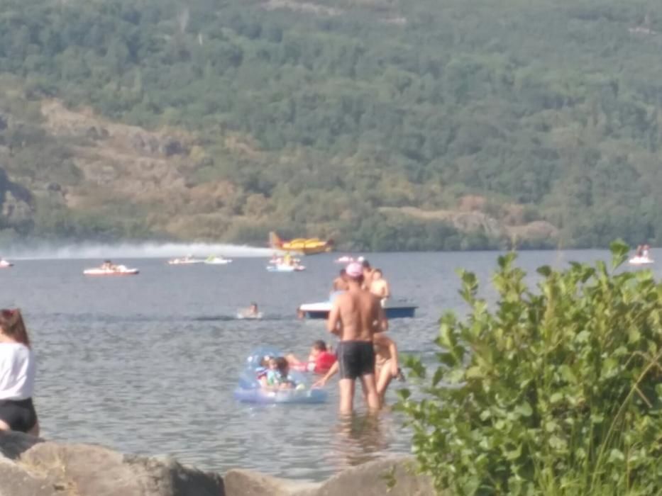 Los hidroaviones cogen agua en el Lago de Sanabria