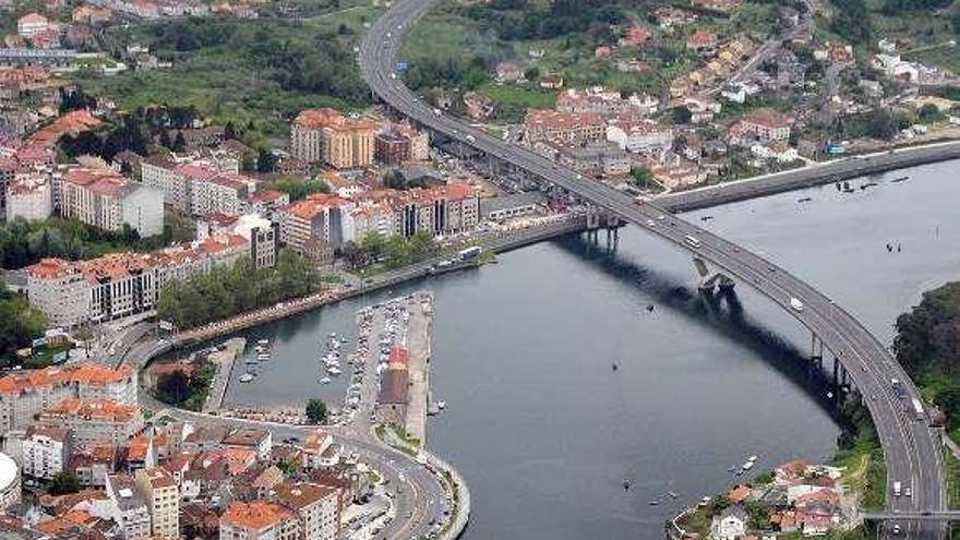 Vista aérea de la primera línea de costa de Pontevedra.  // R. Vázquez