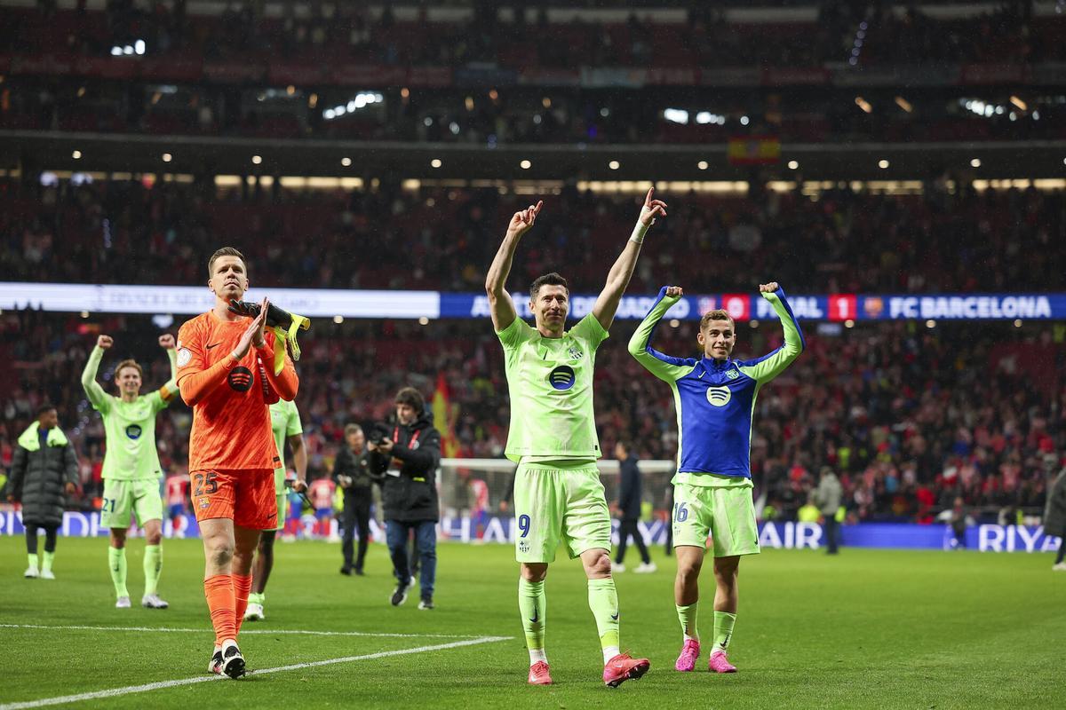 Flick y los jugadores lo celebraron por todo lo alto en el césped del Metropolitano Flick y los jugadores lo celebraron por todo lo alto en el césped del Metropolitano