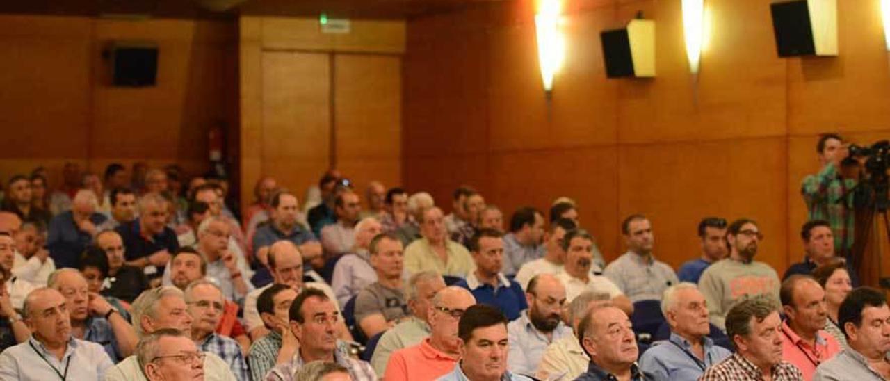 Mutualistas en una asamblea en Oviedo.