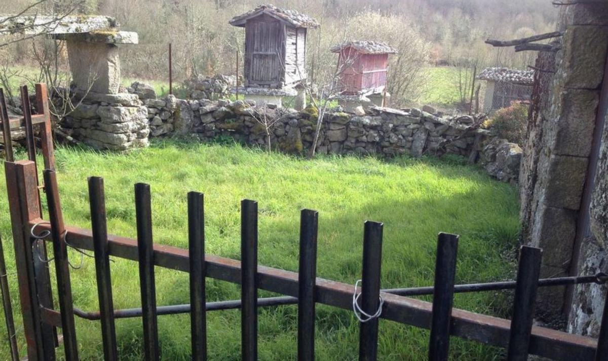 59.000 por una aldea con cuatro casas. Una casa en condiciones de habitabilidad y lista ya para irse a vivir, y un conjunto con encanto como demuestra la imagen superior, con ese conjunto de hórreos. Cuesta 59.000 euros hacerse con un pueblo en una zona de la provincia que solo se desvela para interesados y a 10 minutos andando de una playa fluvial. | ALDEAS ABANDONADAS