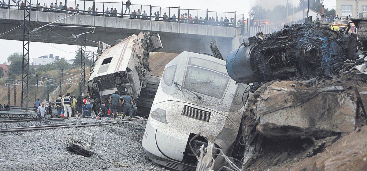 Vagones descarrilados tras el accidente del Alvia en Angrois.
