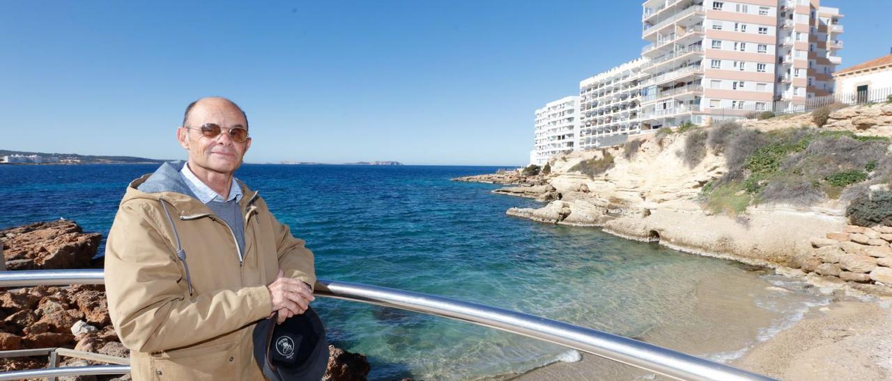 Pepín Valdés, en el puerto de Sant Antoni, con vistas a la bahía de Portmany.