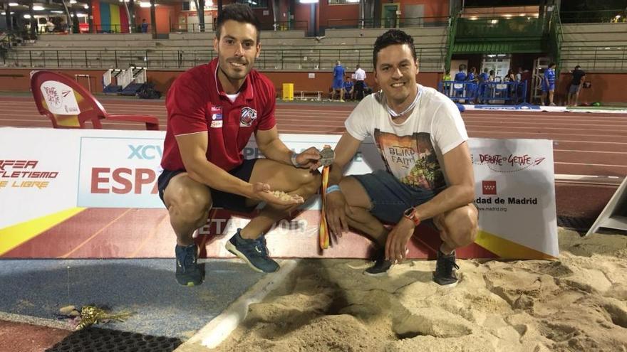 Cobián, a la izquierda, con su entrenador, Alfonso Alvarez Cuervo.