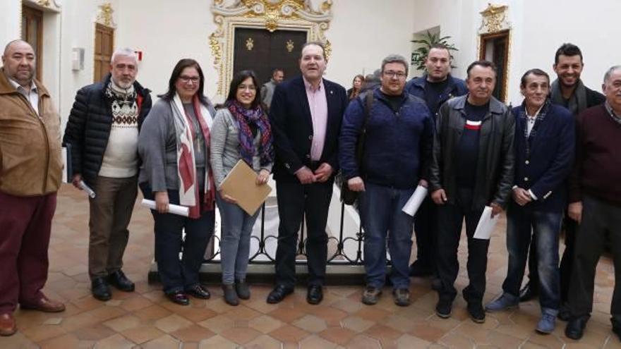 Aguilar y Bohigues, ayer, con los representantes de las pirotecnias.