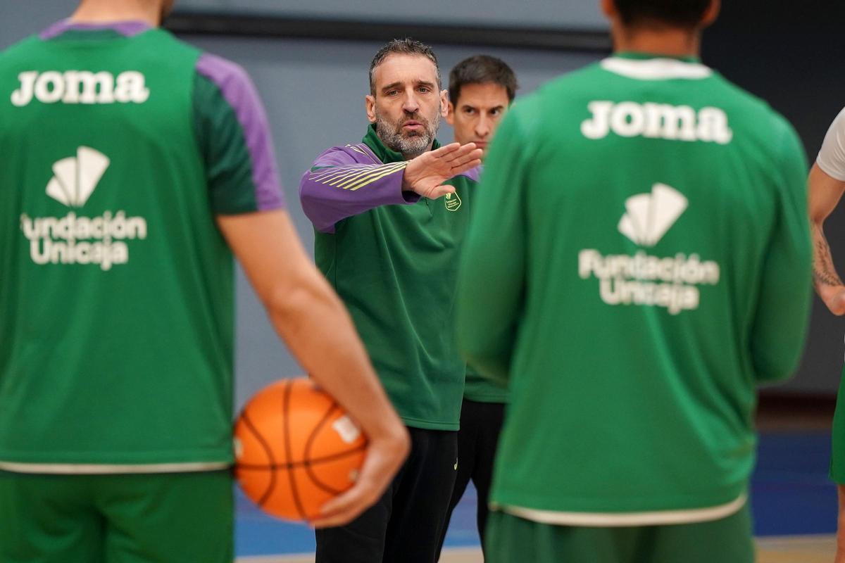 Ibon Navarro habla con sus jugadores en el entrenamiento de este viernes.