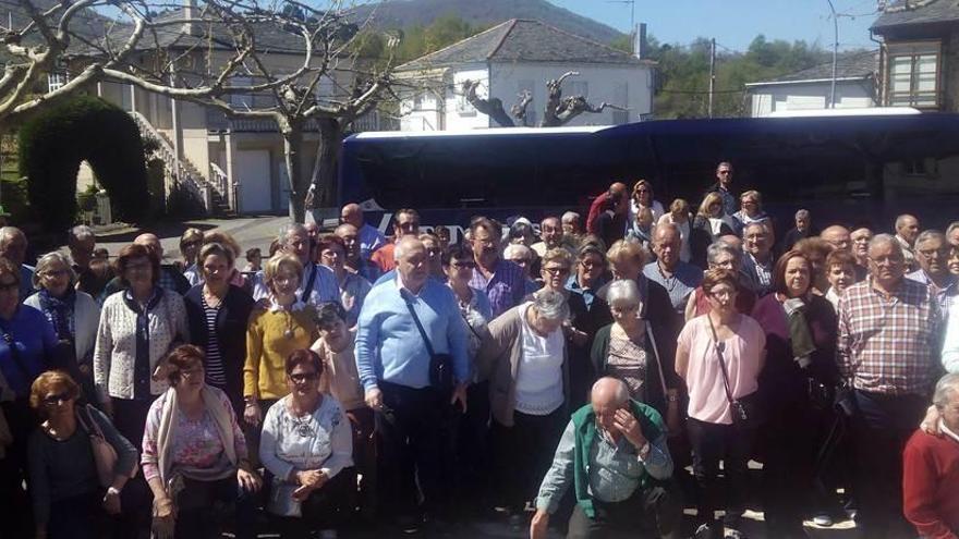 Foto de familia del colectivo riosellano durante su viaje.