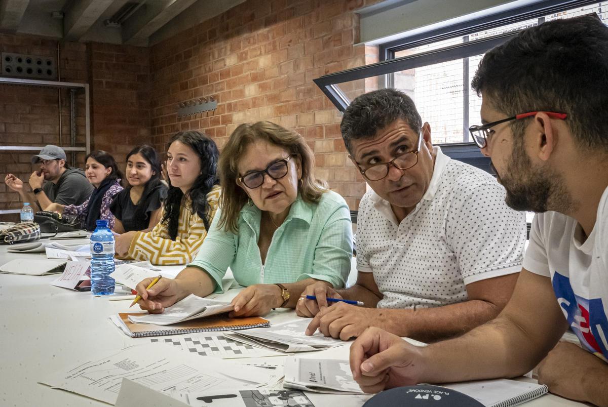 Una clase de catalán en una escuela de adultos de Sants, en Barcelona.