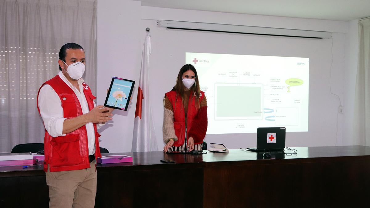 Taller de uso de tablets para mayores en Cruz Roja Zamora.