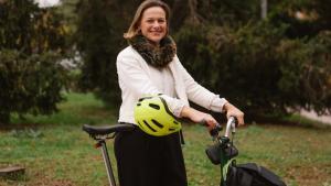 Isabel Ramis, fundadora de Muevete en Bici por Madrid, en la calle Arturo Soria, donde demanda que se cree un carril bici.