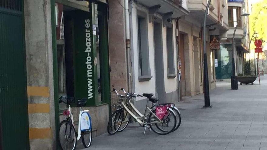 Bicicletas del servicio municipal en el taller externo el pasado 10 de octubre. // FdVo