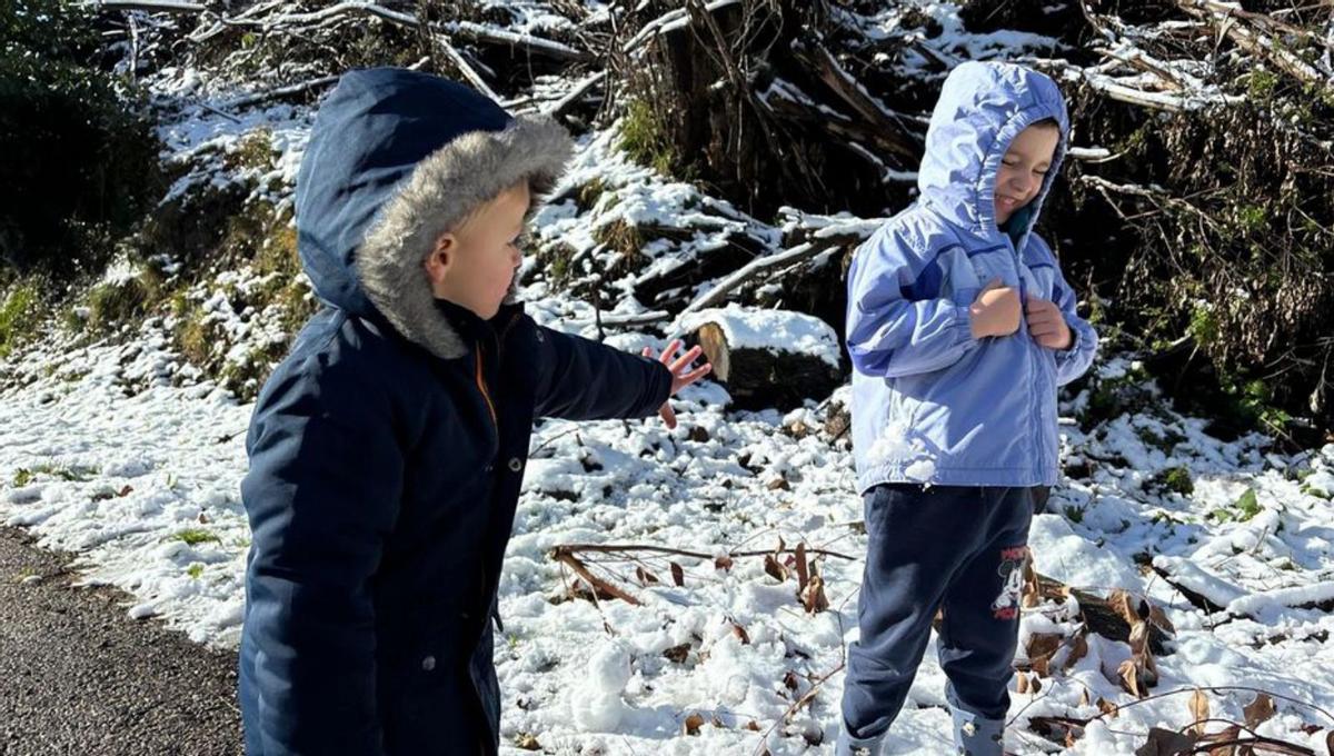 Catalina Soto y David Pinzón, junto a un muñeco de nieve, ayer, en la cima del Naranco.