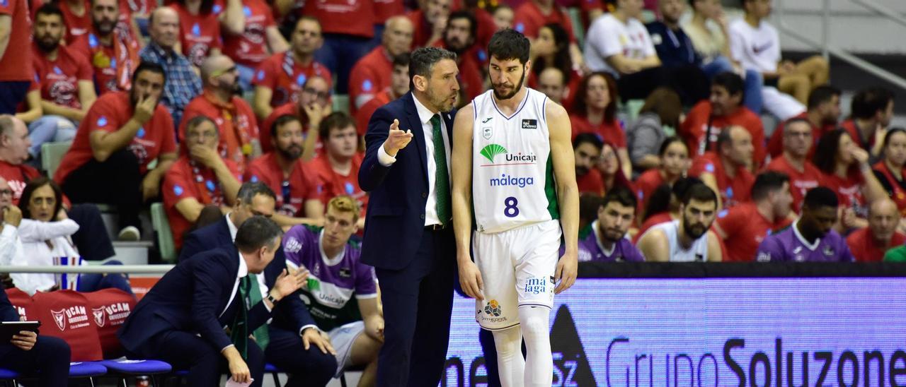 Darío Brizuela junto a Ibon Navarro en el partido ante el UCAM Murcia.