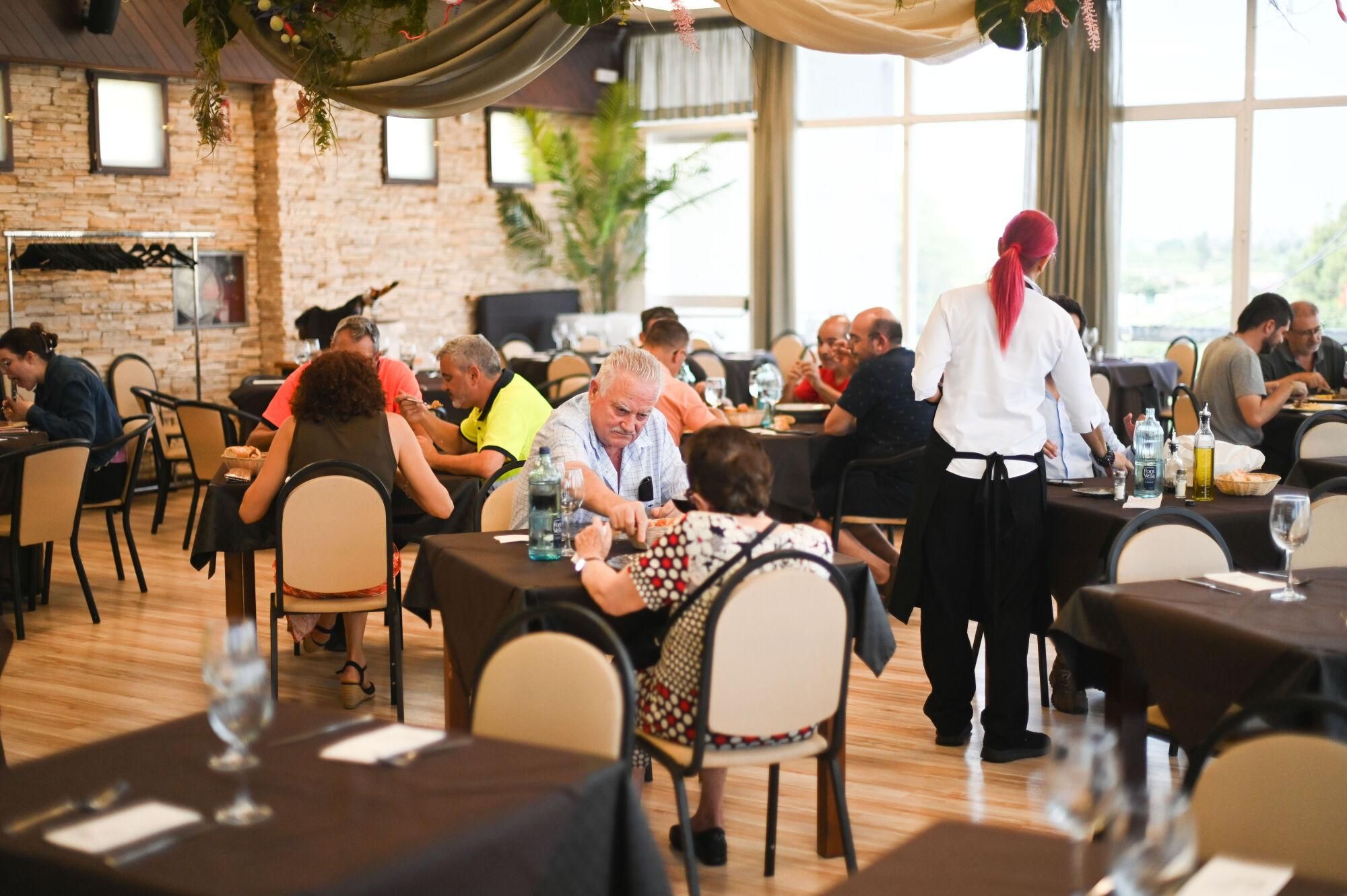 En imágenes | La Torre, el restaurante que triunfa en Malpica con 700 menús diarios y su famoso chuletón: "Viene gente de toda Zaragoza"