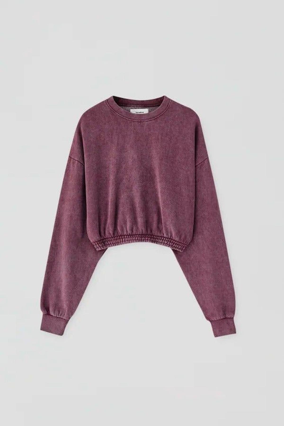 Sudadera cropped goma bajo, de Pull &amp; Bear (12,79 euros)