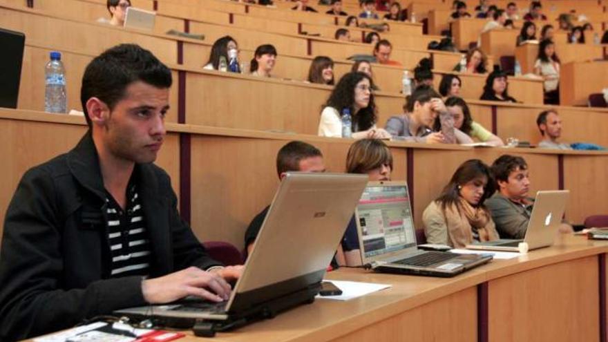 Estudiantes, en el aula magna del campus de Elche de la UMH.