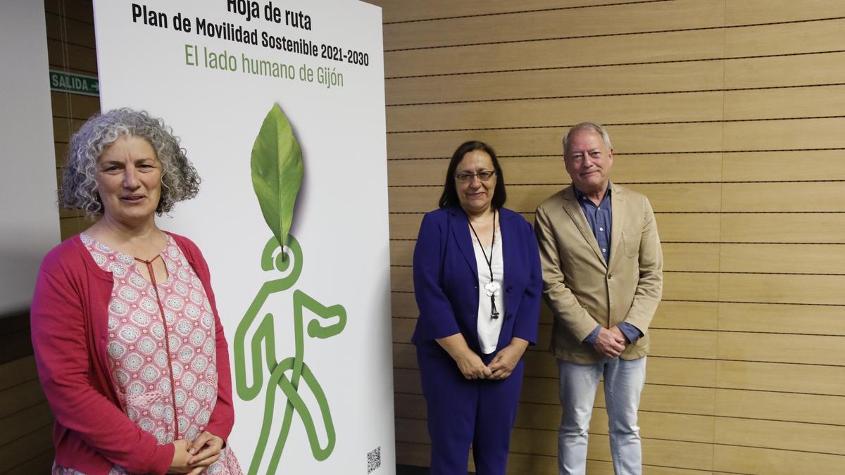 Por la izquierda, María Sintes, Natalia González y Aurelio Martín, en la presentación de los proyectos de entornos escolares.