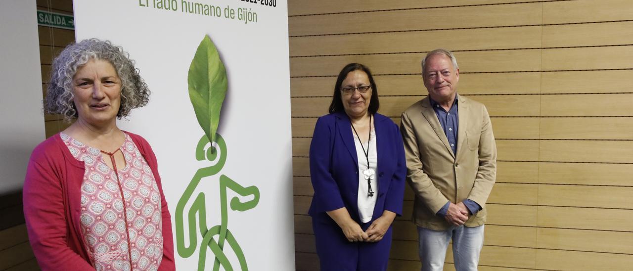 Por la izquierda, María Sintes, Natalia González y Aurelio Martín, en la presentación de los proyectos de entornos escolares.