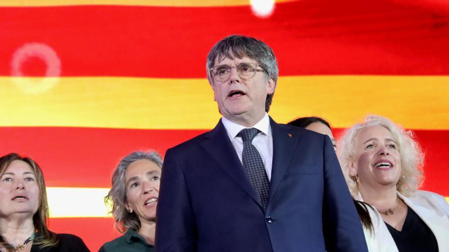 El candidat de Junts+, Carles Puigdemont, canta 'Els segadors' al final del míting d'aquest divendres a Argelers