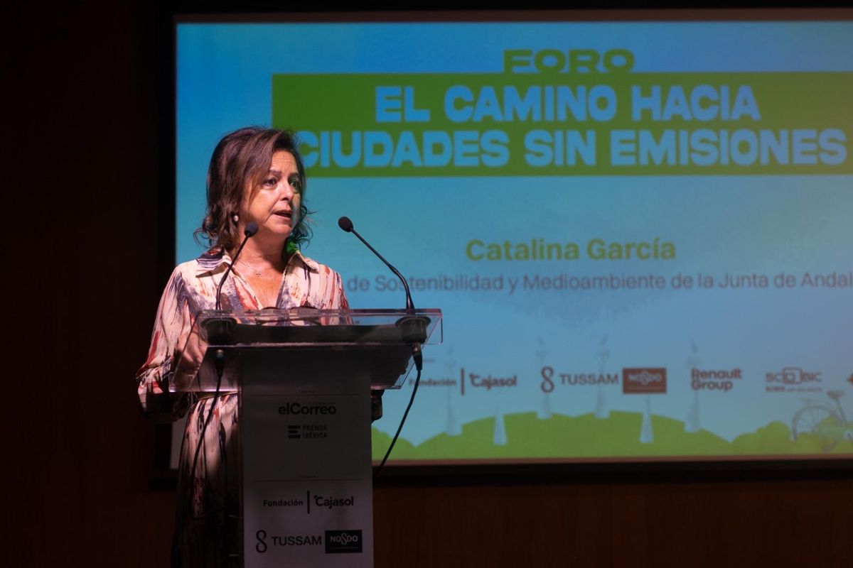 Catalina García, consejera de Sostenibilidad y Medio Ambiente, durante el discurso inaugura del foro 'El camino hacia ciudades sin emisiones'.