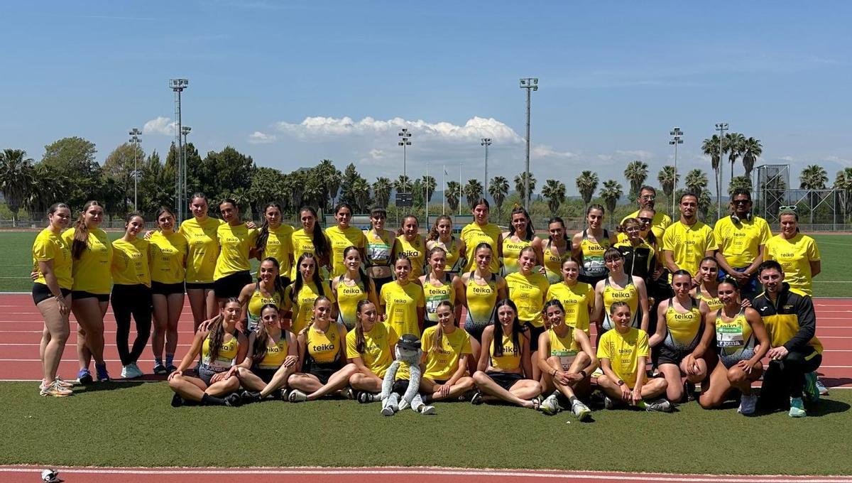 El equipo femenino tras la primera jornada en Cornellà.