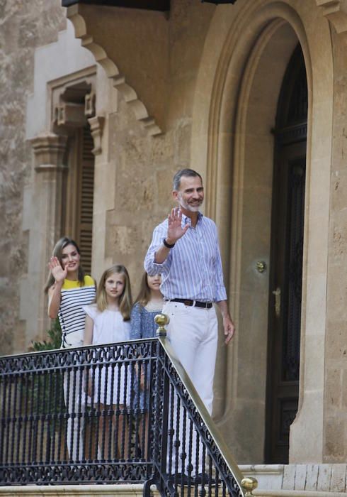 Felipe VI., seine Frau Letizia sowie die Töchter Leonor und Sofía haben sich am Montag (31.7.) während der royalen Sommerfrische auf Mallorca der mallorquinischen Presse präsentiert.