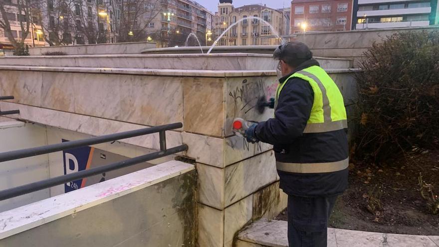 Un trabajador de Zamora Limpia retira un grafiti en  La Marina.