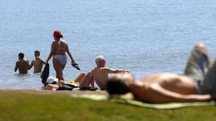 Los malagueños estrenaron en junio la fase 2 y muchos eligieron la playa. En la imagen, la de Huelin.