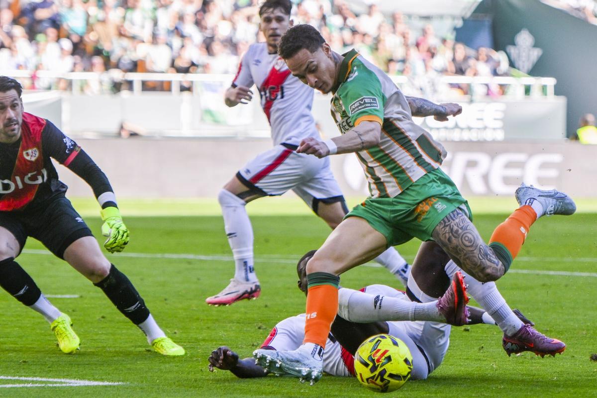 Antony, durante el partido de la jornada 25 de LaLiga EA Sports que disputan el Real Betis y el Rayo Vallecano este sábado en el estadio de La Cartuj