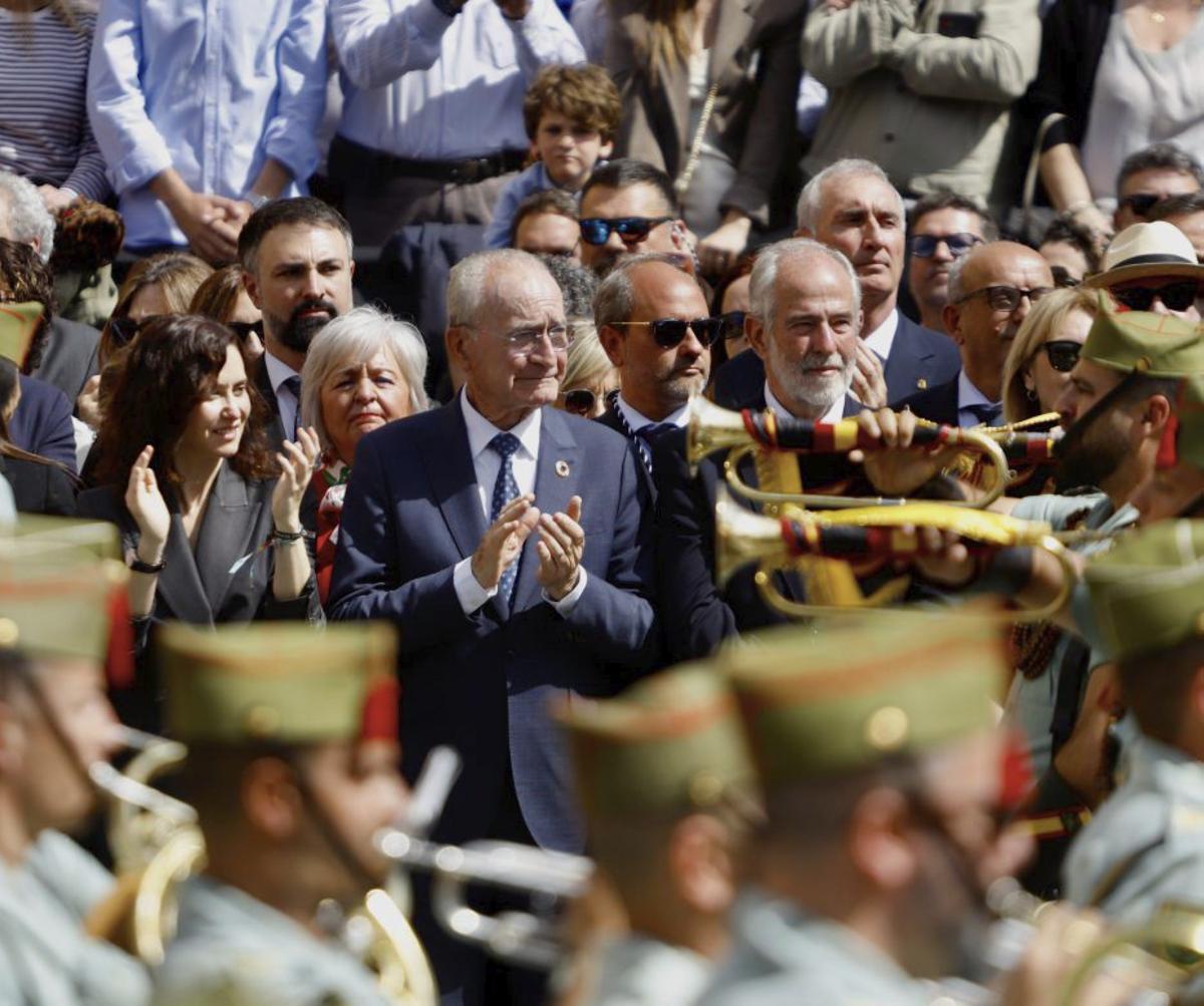Díaz Ayuso, junto al alcalde de Málaga, durante el traslado de Mena. | ÁLEX ZEA