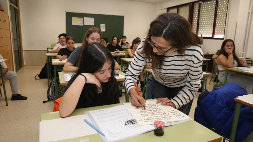 Ejercicios de caligrafía en la clase de 2º de ESO D.   | SANTOS ÁLVAREZ